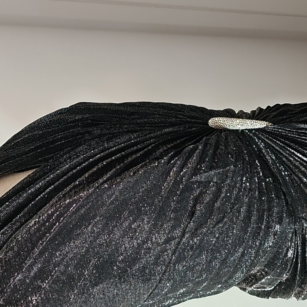Elegant Black Halter Vintage Dress. Metalic. No Size or Makers Tag. Maybe Large. - Picture 5 of 13